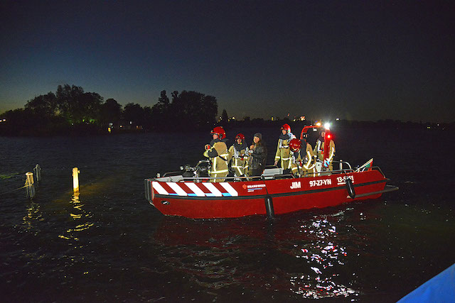 2019/107/20190514-22u43 GB 004 Persoon te water Nieuwemeerdijk.jpg